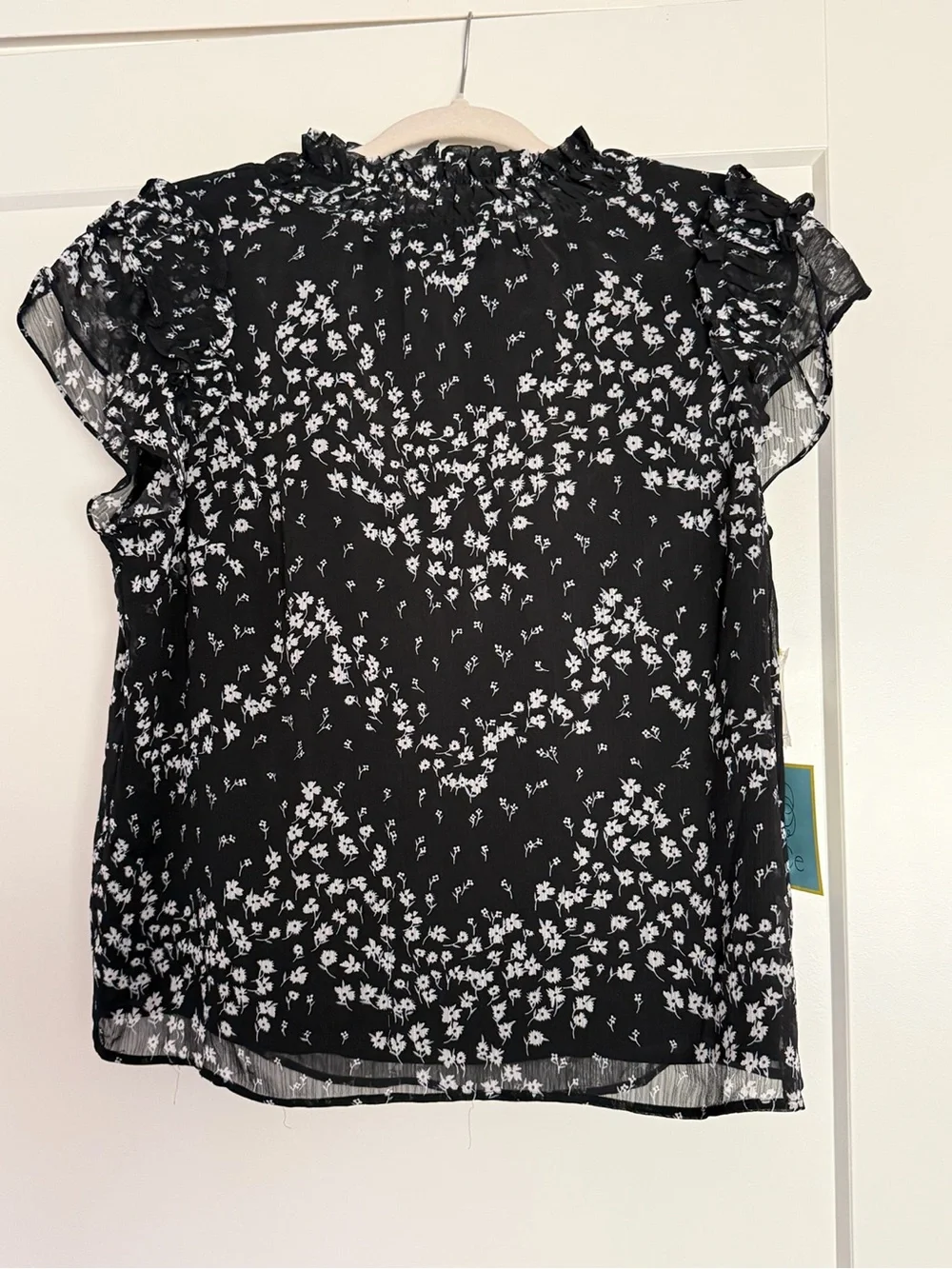 CeCe Black White Floral Ruffle Sleeve Blouse Size Medium - Picture 1 of 4